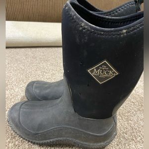 Boys size 3 muck boots.